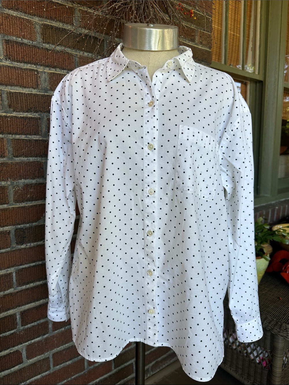 J Jill white cotton round hem button front shirt w/small blue polka dots. Sz Sm